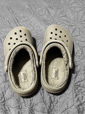 CROCS women’s Fuzzy-Lined Clogs in Light Gray